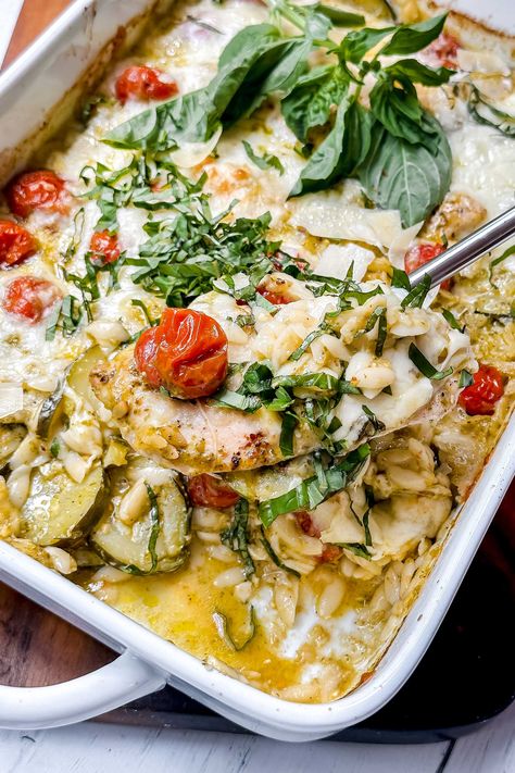 This one-pan Caprese Pesto Chicken Orzo is delicious and simple to make any time you're craving Mediterranean flavors. It's oh-so-simple, easy to clean up with one pan, and ready in a little more than 30 minutes. It's weeknight dinner heaven! Orzo Bake, Pesto Orzo, Baked Pesto Chicken, Caprese Pasta Salad, Dinner Planning, Caprese Pasta, Chicken Orzo, Caprese Chicken, Pesto Chicken Pasta