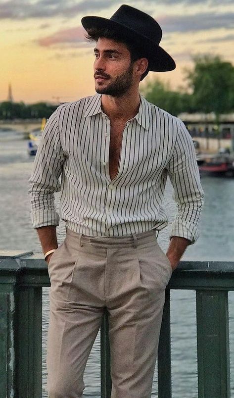 Siempre que puedas, arriesga es diferente textura o estampas. La moda lá haces tú.😘 Boat Party Outfit, Mens Dressy Casual, Italy Spring, Trendy Party Outfits, Party Outfit Men, Most Stylish Men, Classy Men, Boat Party, Mens Fashion Casual Outfits