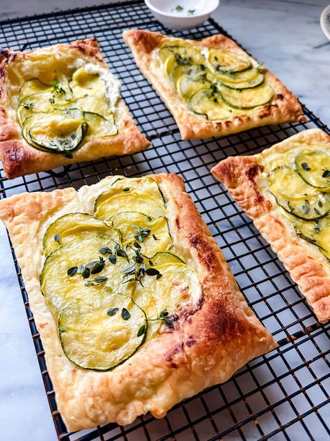 Ina Garten's Goat Cheese and Zucchini Tart Recipe only made using puff pastry instead of pie crust Upside Down Tart, Zucchini Goat Cheese, Using Puff Pastry, Zucchini Tart, Cheese Zucchini, Goat Cheese Tart, Apple Puff Pastry, Puff Pastry Tart, Cheese Tart