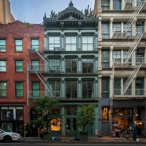 Landmarks of New York on Instagram: "This building on Broome Street in Soho is deceptively old. It was built in 1827 as a townhouse, probably similar to what 129 Spring Street looks like which you can see in the second picture. Its developer was Lambert Suydam, who was building in what was effectively the suburbs of New York at the time. In the mid 1800s, Soho began to convert from a residential to heavily commercial area, and the home at 433 was no exception. Its attic was raised to add an addi Soho Townhouse, New York Suburbs, Second Empire House, Loft Exterior, Bloxburg City, Soho Street, Soho Apartment, New York Brownstone, Home Door Hanger