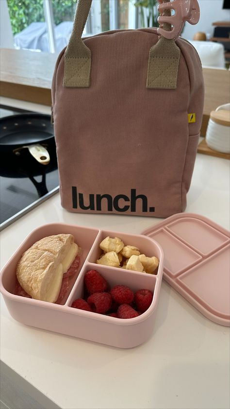 Kids bento box ideas Healthy Lunch Ideas To Go, Cute Lunchbox Aesthetic, Unique Lunch Box Ideas, Small School Lunch Ideas, Easy Meals For School Lunch Ideas, Packed Lunch Ideas Aesthetic, Pack My School Lunch With Me, Food To Make For School, Lunch Ideas Yummy