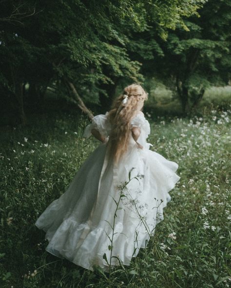 runaway princess photo @moepejic Dress @selkie Fairy Like Dress, Princess Story Ideas, Princess Fantasy Aesthetic, Fantasy Photography Ideas, Princess In Forest, Runaway Bride Aesthetic, Dreamy Photoshoot Fairytale, Photoshoot Ideas Dress, Runaway Princess Aesthetic