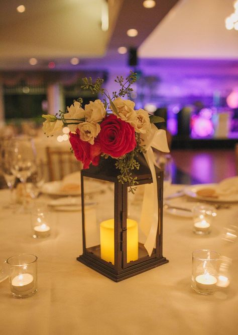 Floral Lantern Centerpieces, Lantern Centerpieces Ideas, Simple Lantern Centerpieces, Black Lantern Centerpiece, White Lantern Centerpieces, Lantern Wedding Centerpieces, Nail Designs Flower, Lanterns With Flowers, Lantern Table Centerpieces