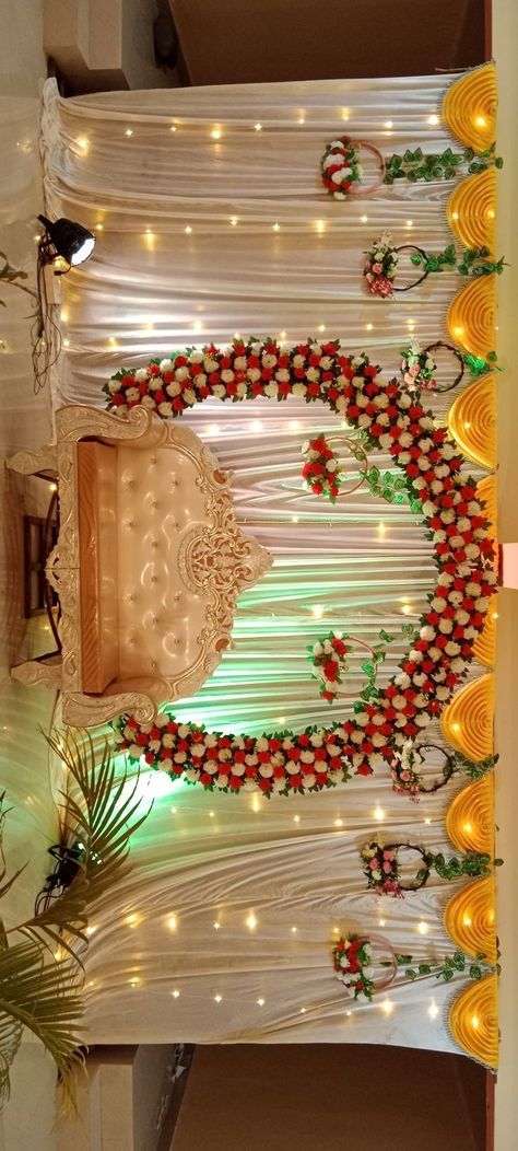 Engagement Decorations Indian, Leaf Decor Wedding, शादी की तस्वीरें, Small Wedding Decor, Engagement Stage Decoration, Home Decor Ideas Bedroom, Reception Stage Decor, Simple Stage Decorations, Home Decor Apartment