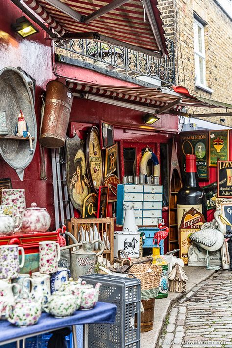 Portobello Road Market in Notting Hill, London London Portobello Road, Flea Market London, Portobello London Market, London Antique Market, Portobello Road Aesthetic, Portobello Market London Notting Hill, London Flea Markets, Nottinghill London Aesthetic, Portobello Road London