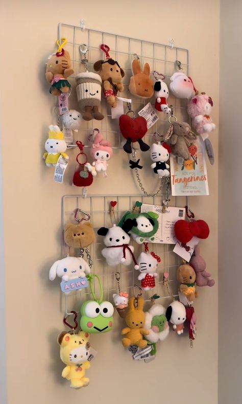 Room Decor Trinkets, Keychain Storage Ideas, How To Display Keychains, Age Re Room, Plushie Display Ideas, Keychain Collection Display, Sticker Collection Display Ideas, Plushie Wall, Pin Display Ideas