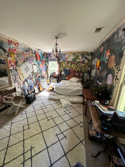 Graffiti Aesthetic Grunge Room, Wall Decor Street Style, Grafitti Bedroom Aesthetic, Chaos Room Aesthetic, Room Inspo Graffiti, Graffiti On Bedroom Wall, Graffiti Basement, Room Ideas Graffiti, Graffiti In Bedroom