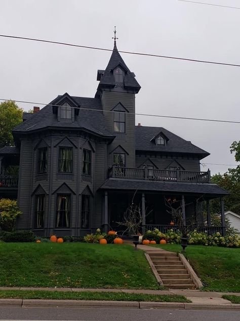 Dark Home Aesthetic Exterior, Gothic Dream House, Victorian Goth House, Gothic Bloxburg House, Goth House Exterior, Gothic House Exterior, Gothic Exterior, Gothic Victorian Homes, Gothic Houses