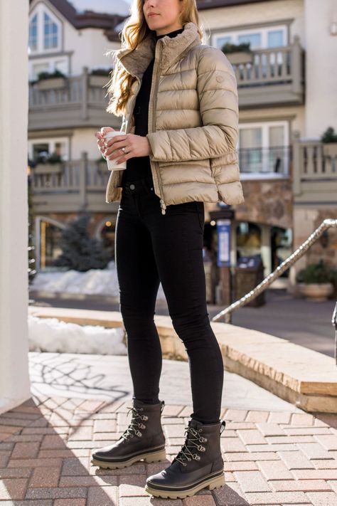 Apres ski clothing is one of the best parts of any ski trip! Sharing a roundup of apres ski outfits and fashion staples to wear in Vail, Aspen, or any other ski town. #apresski #apresskioutfit #apresskistyle #skitripoutfit What To Wear In Vail In Fall, Rustic Winter Outfits, Apres Ski Outfit 2024, Ski Hill Aesthetic, Outfits For Jackson Hole Winter, Ski Trip Dinner Outfit, Apres Ski Switzerland, Apre Ski Outfits For Women, Outfits For Ski Trip