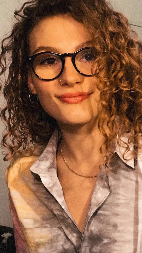 Glasses And Nose Piercing, Nose Piercing Glasses, Nose Piercing With Glasses, Braces And Glasses, Cute Nose Rings, Devil Woman, Nose Piercing Ring, Girl Glasses, Glasses Inspiration