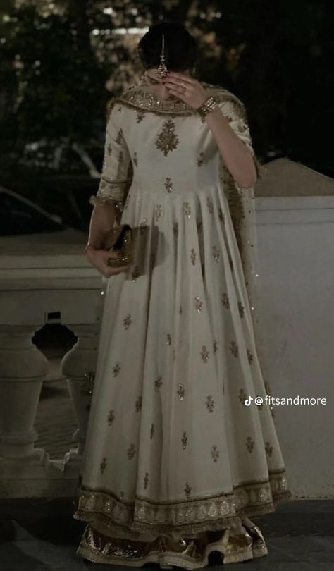 Event Dresses Classy, Shadi Dresses, Pakistani Formal Dresses, Desi Wedding Dresses, Pakistani Wedding Outfits, Pakistani Dresses Casual, Pakistani Fancy Dresses, Beautiful Pakistani Dresses, Fancy Dresses Long