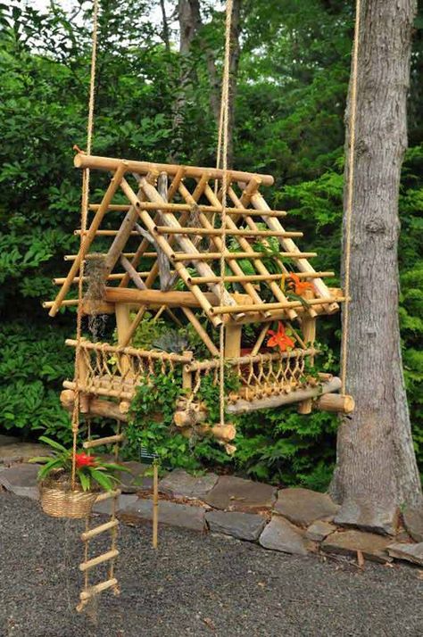 Decore Your Home With Creative DIY Bamboo Crafts-homesthetics (9) Bamboo Crafts Diy Ideas, Bamboo Uses Ideas, Bamboo Diy Ideas Decor, Things To Make Out Of Bamboo, Bamboo Garden Furniture, Small Bamboo House Design, Things To Do With Bamboo, Things To Make With Bamboo, Bamboo Crafts Garden