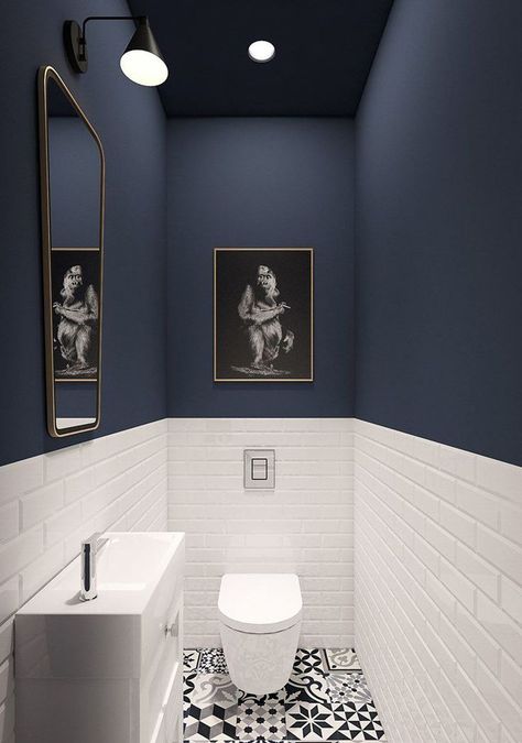 Drømme Bad, Makeover Kamar Mandi, Small Downstairs Toilet, Toilette Design, Blue Wall Colors, Toilet Room Decor, Bilik Air, Small Toilet Room, Dark Blue Walls