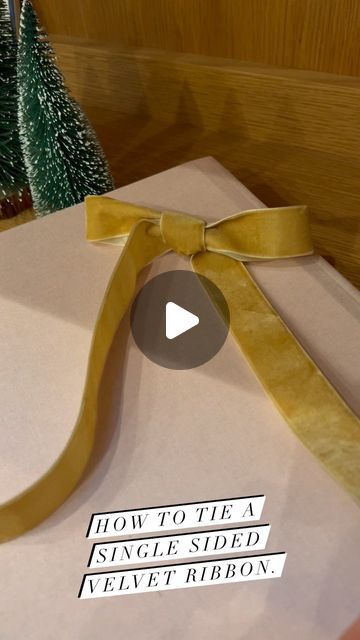 Janis Snell on Instagram: "I finally figured out the key to making the perfect bow with a single sided ribbon! 🎀 ✨🎄" Wrapping A Gift With Ribbon, Make Ribbon Bow Simple, Tie A Simple Ribbon Bow, Diy Easy Ribbon Bow, Tie Velvet Ribbon Bow, Fabric Ribbon Bow Gift Wrapping, Easy Present Bows With Ribbon, Diy Present Bows Ribbon, How To Tie A Simple Bow For A Wreath