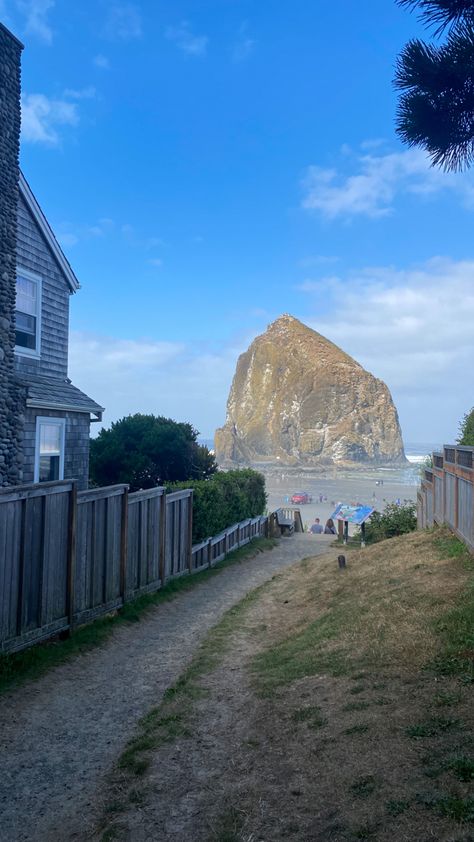 Oregon Coast Surfing, Oregon Cannon Beach, Cannon Beach Oregon Aesthetic, Oregon Picture Ideas, Pnw Beach House, Pacific Coast Aesthetic, Pnw Coast Aesthetic, House In Oregon, Summer In Oregon