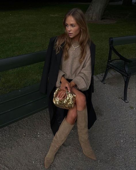 Beige Boots Outfit, Suede Boots Outfit, Winter Boots Outfits, Jumper Outfit, Beige Outfit, Trip Outfits, Style 2023, Estilo Preppy, Suede Boots Knee High