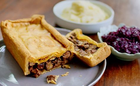 Nadiya Hussain steak and kidney ras el hanout pie on Nadiya’s British Food Adventure Meat Pie Recipe, Savory Pastry, Pastry Pie, Mary Berry, Shortcrust Pastry, Potato Pie, Meat Pie, Savory Pie, British Food