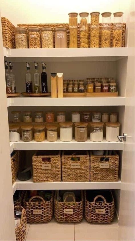 Kitchen Inspo Organization, Future House Ideas Decorating, Orginazation Ideas Bedroom, Organized Pantry, Pantry Organisation, Desain Pantry, House Organisation, Kitchen Organisation, Kitchen Pantry Design