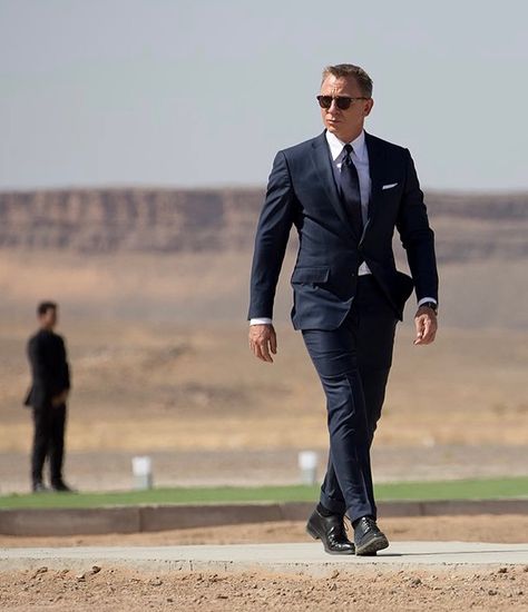 Spectre - Navy Sharkskin “O’Connor” suit. The jacket features straight, padded shoulders with roped sleeve heads. The front has three buttons with narrow notch lapels rolled to the middle button. The jacket is detailed with a single vent, slanted flapped hip pockets, a curved “barchetta” breast pocket and four button cuffs. The trousers are detailed with a wide extended waistband, slide buckle side-adjusters and narrow straight legs and turn-ups from @tomford - White cotton poplin shirt with... James Bond Quotes, Gentlemen Style, Sharkskin Suit, Bond Quotes, Daniel Craig James Bond, Hollywood Movies, Daniel Craig, Cotton Poplin Shirt, Well Dressed Men