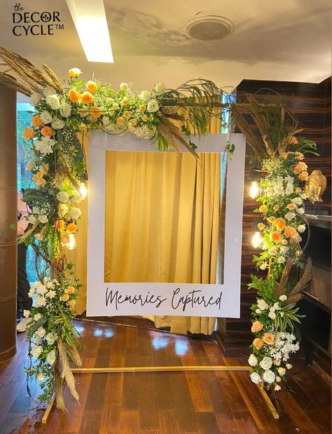 Selfie Booth Decoration Ideas, Photo Booth With Flowers, Wedding Photos Booth, Photobooth Ideas For Birthday Party, Decoration Haldi Function, Photo Booth Setup Ideas, Haldi Back Drop Ideas, New Year Photobooth Ideas, Diwali Party Backdrop Ideas