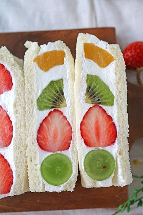 Fruit Sandwich Aesthetic, Strawberry Cream Sandwich, Sandwich Strawberry, Fruit Sando, Fruit Sandwich, Cute Bakery, Fruit Cream, Tiny Cakes, Amazing Food Decoration