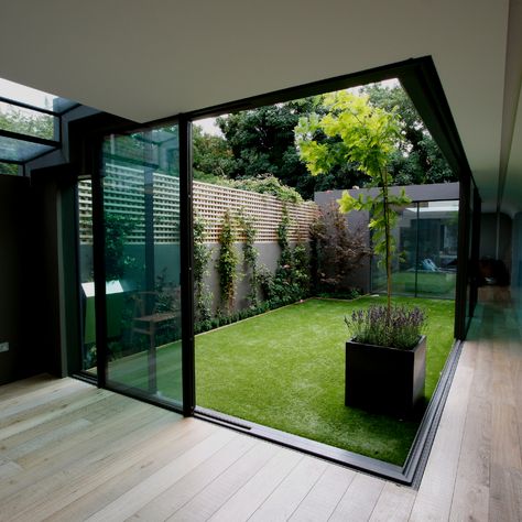 Glass extensions, open plan living spaces and large #glazinginstallations are all designed to create beautifully light interiors and a greater connection to the outdoors. Recently, architects are choosing to include an internal glass #courtyard in their projects, like this one surrounded by minimal windows #slidingdoors. #slimslidingdoors #aluminiumsliders #minimalwindows #residentialarchitecture #slimsliders #glassextension #glasscourtyard #internalcourtyard Houses Modern, Indoor Courtyard, Houses Interior, Courtyard Design, Internal Courtyard, Glass Walls, Patio Interior, Courtyard House, Design Exterior