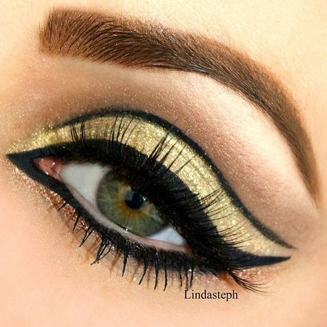 30 Glamorous Eye Makeup Ideas for Dramatic Look Cleopatra Make-up, Cleopatra Makeup, Teknik Makeup, Makeup For Small Eyes, Egyptian Makeup, Drag Make-up, Gold Eye Makeup, Dramatic Eye Makeup, Eye Makeup Techniques