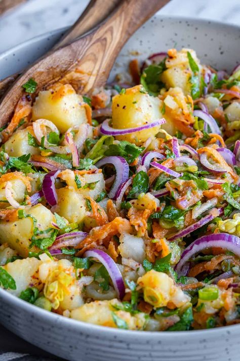 Try this vibrant Turkish potato salad! Boiled potatoes, herbs, and a tangy dressing without mayo make it perfect for meze platters, tea parties, or as a side with meats. Potato Salad With Raisins, Moroccan Potato Salad, Vegetable Recipe Ideas, Jewish Potato Salad, Portuguese Potato Salad, Side Dishes From Around The World, Summer Potato Salad Recipes, Turkish Potato Salad, Parsley Salad Recipes