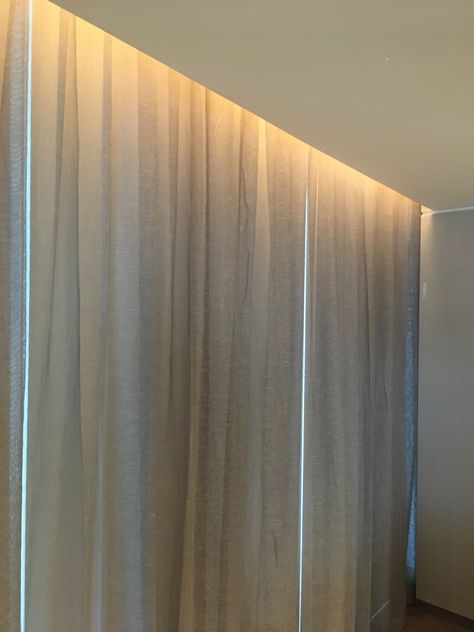 curtain cove lighting in a hotel guestroom Curtain Cove Light, Reverse Cove Ceiling, Hidden Lights Ceiling, Indirect Ceiling Light, Ceiling Edge Lighting, Curtain Ceiling Design, Hidden Ceiling Lighting, Cove Lighting Bedroom, Cove Light Ceiling Design