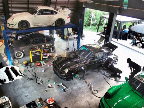 RWB Porsches in the making Tuner Garage, Porsche Garage, Mechanics Aesthetic, Car Mechanics Garage, Garage Design Interior, Mechanical Workshop, Mechanic Shop, Auto Shop, Car Workshop