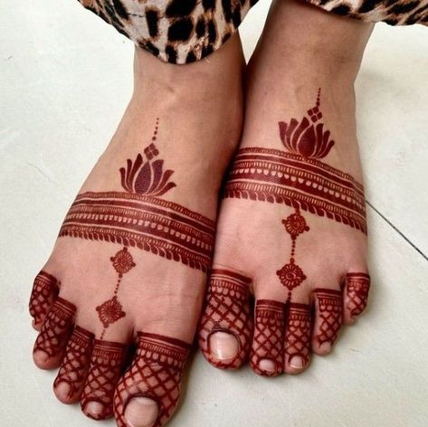 Mehendi Design For Leg Easy, Dulhan Mehndi Designs Easy, Bal Mehndi Design, Mehandi Legs Design, Mehendi Design For Feet Simple, Mehendi Dulhan Design, Mehandi Designs For Dulhan, Mehandi Feet Designs, Leg Easy Mehndi Design