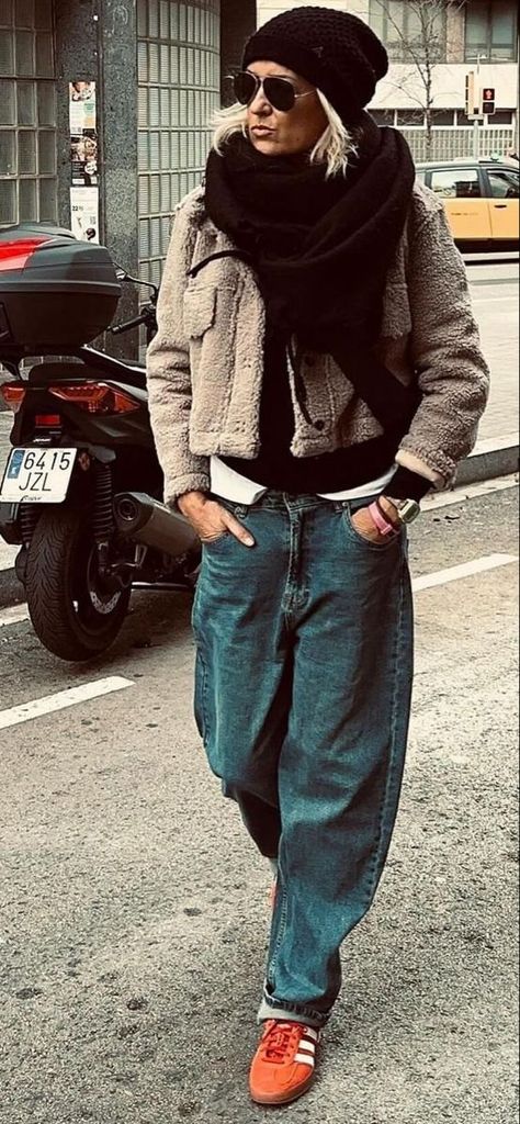 Current Street Style, Fall Winter Street Style 2024, Street Style Winter 2024 Women, Casual Street Style 2024 Fall, Scandanavian Street Style Fall, Cool Mom Outfits Fall, Distressed Jean Outfits, Street Style Autumn 2024, Autumn Winter Fashion 2024