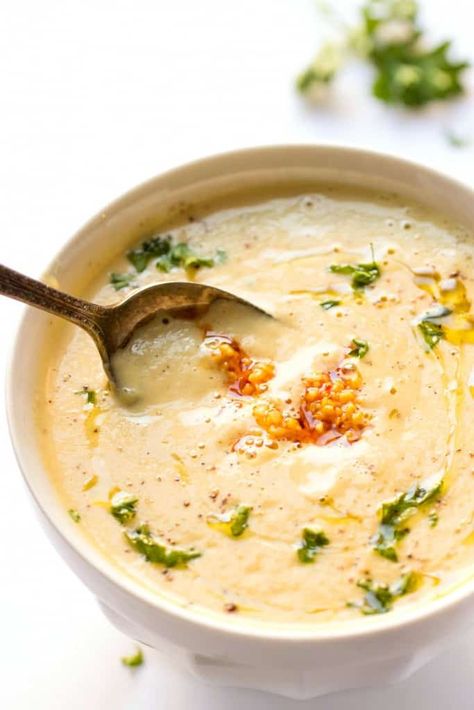 This quick cauliflower chowder is made in only 30 minutes, is filled with roasted garlic flavors and it's high in protein so it's satisfying and healthy! Cauliflower Chowder, Garlic Cauliflower, Roasted Garlic Cauliflower, Chowder Soup, Crystal Makeup, Simply Quinoa, Salad Pasta, Buffalo Cauliflower, Vegan Soups