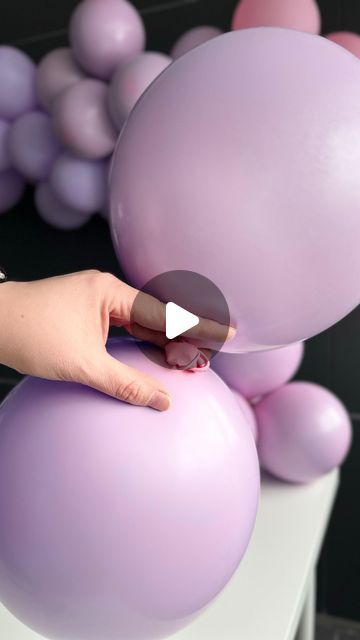 How To Tie A Balloon, How To Tie Balloons Together, Simple Baby Shower Decorations, Balloon Tips, Balloon Displays, Stuffed Balloons, Twisting Balloons, How To Make Balloon, Balloon Display