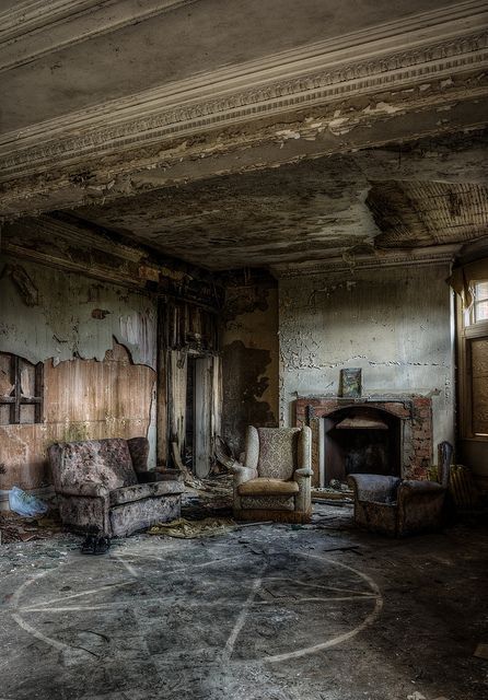 Creepy Abandoned Houses, Old Abandoned Houses Interiors, Abandoned House Inside, Run Down House Interior, Run Down House, Destroyed House, Ruined House, Abandoned Manor, Hunted House