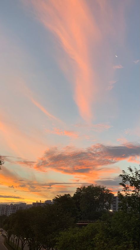 Cute Pictures Of The Sky, The Moon In The Sky, Cute Sky Pictures, Cloud Pictures Sky, Pretty Pictures Of The Sky, Por Do Sol Aesthetic, Sunset Skys, 05 Pictures, Pics Of The Sky