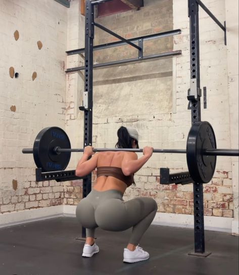 Gym Aesthetics Women, Squat Rack Aesthetic, Lift Weights Aesthetic, 2023 Vision Board Gym, Squatting Aesthetic, Gym Fitness Aesthetic, Women Working Out, Gym Girly Asthetic, Lifting Aesthetic Gym