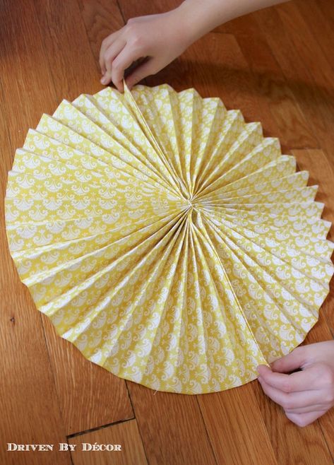 Paper Rosettes Diy, Paper Pinwheel Diy, How To Make Pinwheels, Pinwheel Tutorial, Diy Pinwheel, Inexpensive Wall Art, Paper Medallions, Spring Flower Crafts, Paper Fan Decorations