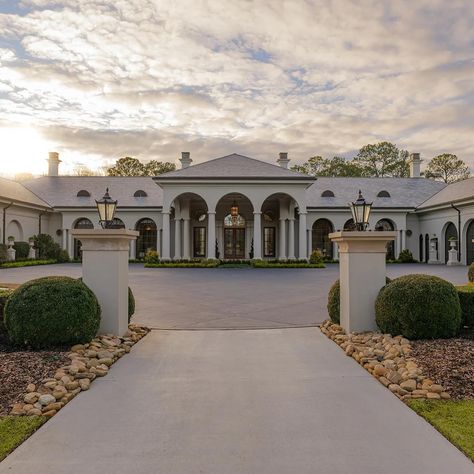 One of the most iconic Georgia mansion goes up for sale for $8,950,000 this home features 4 Bedrooms 8 Bathrooms and 24,888 sqft. #luxury #fypage #realestate Mansions In Georgia, 1 Story Mansion, Single Story Mansion, One Story Mansion, Texas Mansions, Florida Mansion, Luxury Mansions, Home Features, Mansions Luxury