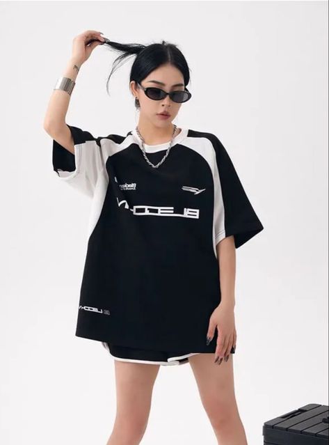 Grunge Aesthetics, Oversize Tshirt Outfits, Alt Clothes, Streetwear Shorts, Streetwear Tshirt, Oversized Top, Tshirt Outfits, Vintage Streetwear, Streetwear Women