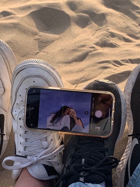 Ocean Selfie, Iphone Photoshoot, Aesthetic Sand, Fun Beach Pictures, Friends On The Beach, Beach Photo Inspiration, Poses Summer, Beach Poses By Yourself Photo Ideas, Beach Poses With Friends