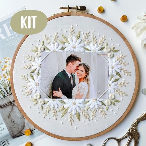 Puteto - Etsy Embroidered Picture Frame, Embroidered Flowers Tutorial, Embroidery Photo Frame, Embroidery Picture Frame, Wedding Gift Embroidery, Picture Embroidery, Wedding Embroidery Hoop, Photo Embroidery, Frame Embroidery