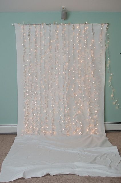 DIY fondo para photobooth de boda económico. una sabana blanca y tiras de leds Diy Fotokabine, Diy Photo Backdrop, Lights Hanging, Light Backdrop, Diy Photo Booth, Foto Tips, Diy Backdrop, Christmas Photography, Photo Booth Backdrop