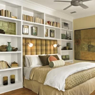 Built-ins around Bed - Inspiration - Remodelando la Casa Bookshelf Headboard, Lots Of Books, Headboard With Shelves, Bedding Inspiration, Bookcase Headboard, Basement Bedrooms, Dreamy Bedrooms, Master Bedrooms Decor, Remodel Bedroom