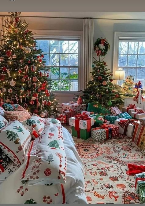 Christmas Dreaming, Christmas Decor Inspiration, Christmas Interiors, Christmas Themes Decorations, Christmas Decorations Bedroom, Christmas Feeling, Christmas Bedroom, Warm Christmas, Pretty Christmas