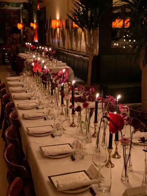 Event Decor Aesthetic, Romantic Candlelit Dinner, Red Dinner Aesthetic, Flower Table Setup, Classic Table Decor, Gala Dinner Decoration Events, Red Themed Dinner Party, Intimate Wedding Dinner Table, New York Dinner Party