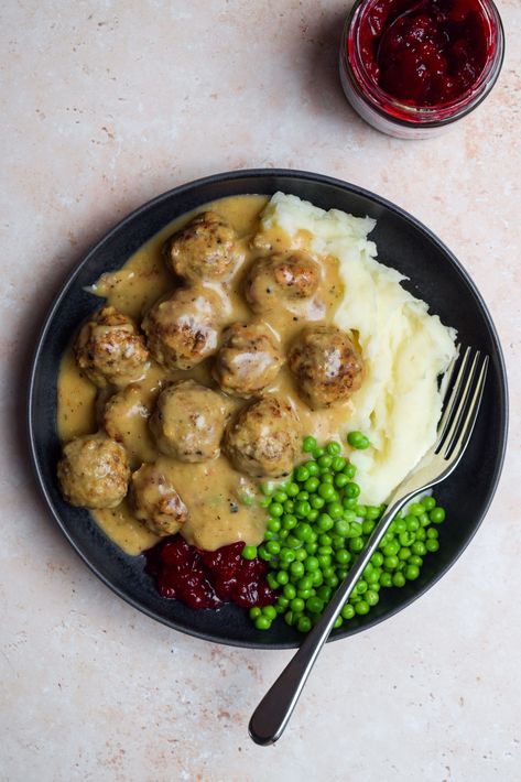 These easy IKEA-style Swedish Meatballs are really easy to make at home with a traditional gravy, delicious served with mashed potatoes, peas and Swedish lingonberry jam. Ikea Swedish Meatball Recipe, Ikea Swedish Meatballs, Lingonberry Jam, Sommer Mad, Resepi Biskut, Plats Healthy, With Mashed Potatoes, Makanan Diet, Swedish Meatballs