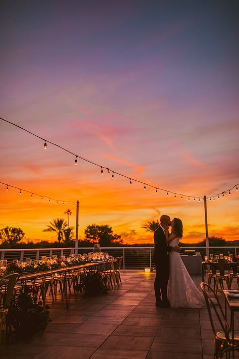 Sunset Wedding Mountains, Wedding Venues Sunset, Sun Set Wedding, Backyard Sunset Wedding, Sunset Mountain Wedding, Wedding Photo Ideas Sunset, Outdoor Sunset Wedding, Spring Sunset Wedding, Sunset Boho Wedding