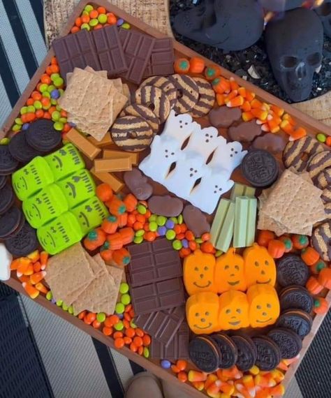 Spooky Smores, Fall Snack Board, Halloween Charcuterie Board Ideas, Halloween Smores, S'mores Tray, Halloween Themed Snacks, Halloween Charcuterie Board, Halloween Charcuterie, Halloween Breakfast