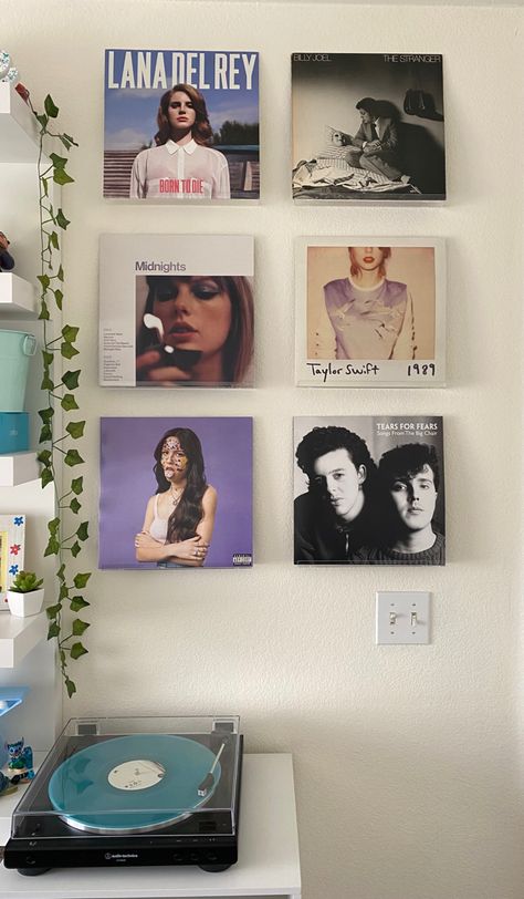 Aesthetic Records On Wall, Music Display Ideas, Vinals In Room, Vinyl On Wall Aesthetic, Vinyls In Bedroom, Vynl Records Aesthetic On Wall, Vinyl Bedroom Aesthetic, Vinyl Wall Bedroom, Vinyl Records On Wall Aesthetic